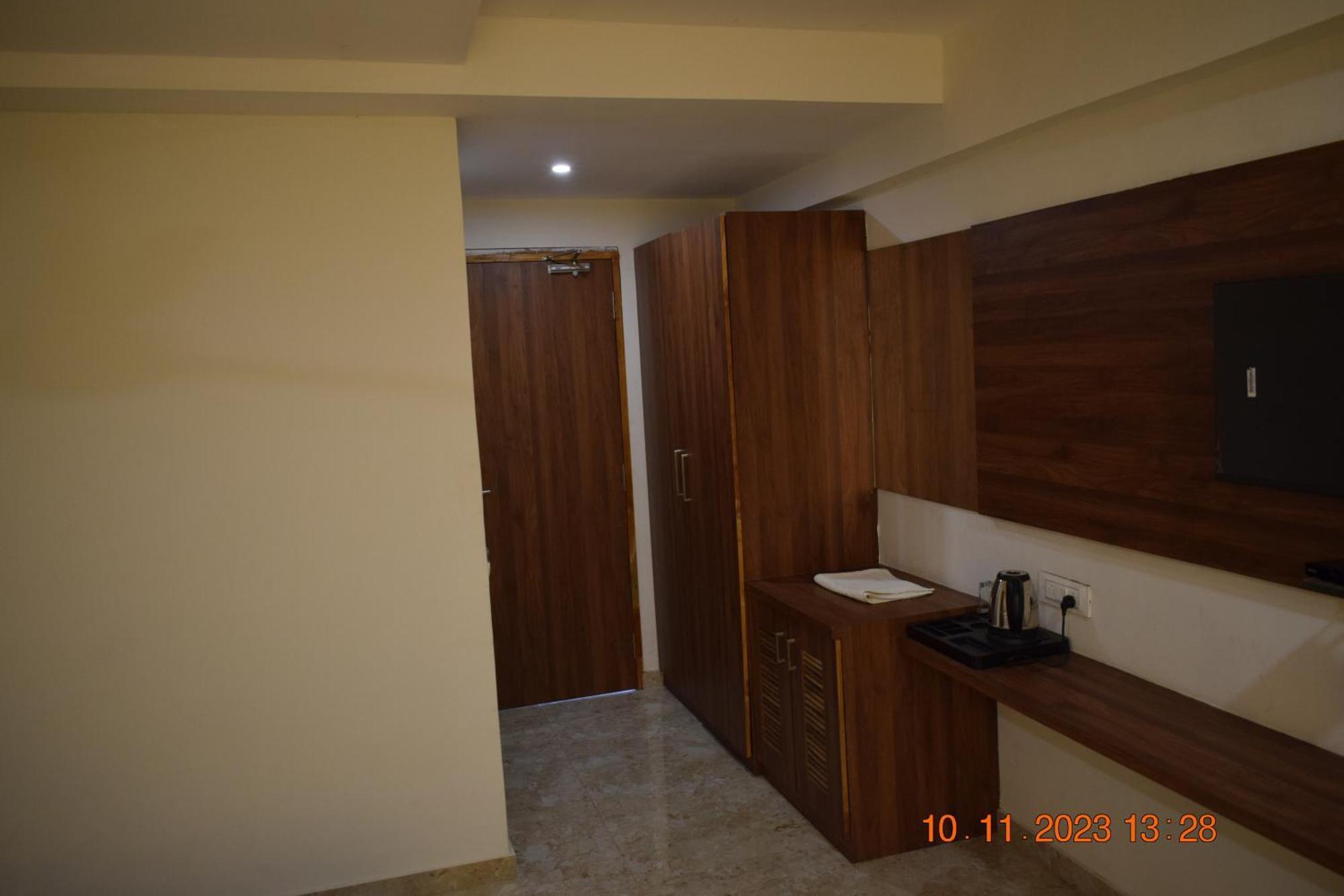 Leela Bizotel Junagadh Exterior foto