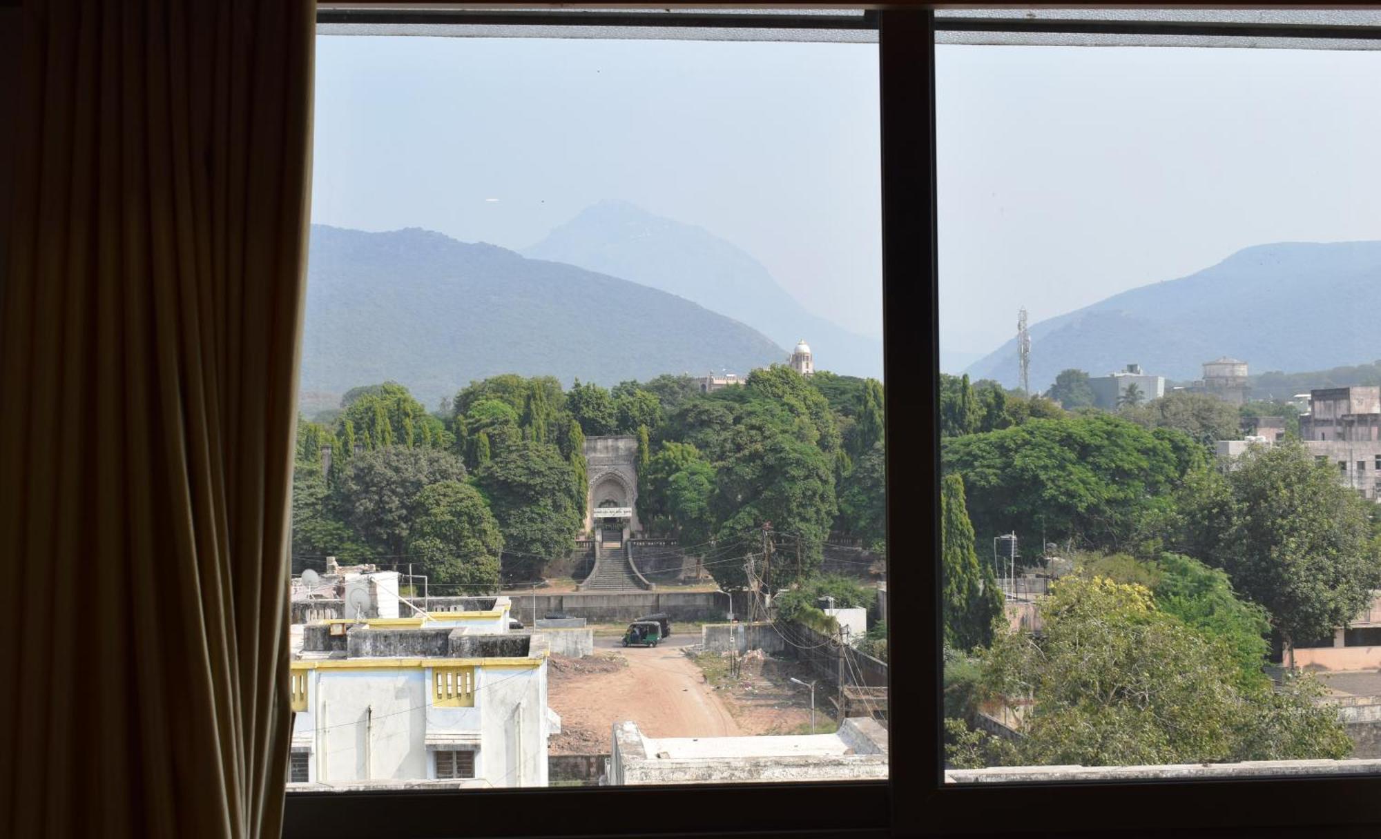 Leela Bizotel Junagadh Exterior foto